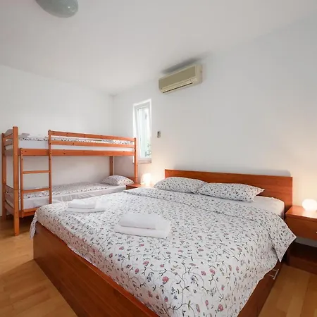 Inteuro Apartman *